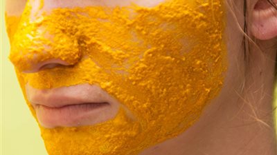 قناع «الفازلين والقرفة» لتقشير وترطيب الشفاة في الشتاء