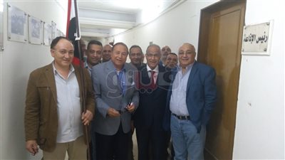 أخبار ماسبيرو.. قيادات الإذاعة تلوح بالأعلام فرحا بالاستفتاء