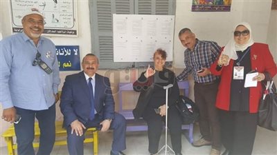 لظروفها الصحية.. حي مصر الجديدة يرسل سيارة لنقل مواطنة للاستفتاء (صور)