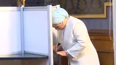 لحظة إدلاء قرينة السيسي بصوتها في الاستفتاء على تعديل الدستور 2019 (فيديو)