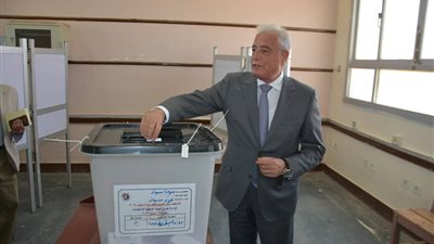 محافظ جنوب سيناء يدلي بصوته في الاستفتاء على تعديلات الدستور (صور)