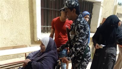 أفراد الجيش يساعدون كبار السن وذوي الاحتياجات الخاصة بلجان حلوان (صور)