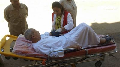 مسنان يدليان بصوتهما في الاستفتاء من داخل سيارة إسعاف بقنا (صور)