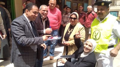 مسنة تدلى بصوتها على كرسي متحرك في الإسكندرية (صور)