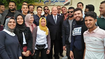 رئيس جامعة الزقازيق يدلي بصوته في الاستفتاء على تعديل الدستور