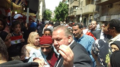 رئيس مصلحة الضرائب العقارية تقود مسيرة للتصويت بالاستفتاء (صور)