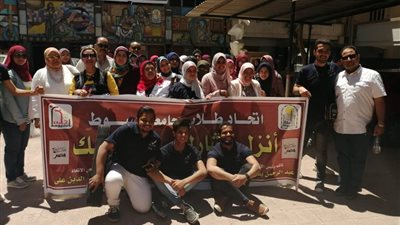 جامعة أسيوط تخصص أتوبيسات لنقل الطلاب إلى لجان الاستفتاء (صور)