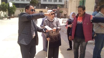 مسنة ترتكز على عكازها للإدلاء بصوتها في الاستفتاء بالإسكندرية (صور)
