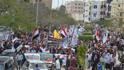 مسيرة لطلاب وأعضاء هيئة تدريس جامعة المنصورة لحث المواطنين للمشاركة بالاستفتاء