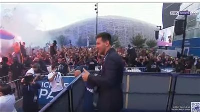 بالألعاب النارية والهتافات.. الفرنسيون يحتفلون بانضمام ميسي لـ باريس سان جيرمان |فيديو 