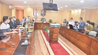 محافظ أسيوط يترأس اجتماع اختيار التكتلات الاقتصادية لتنميتها | فيديو 