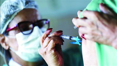 لها وجهة نظر مختلفة.. ممرضة بالصليب الأحمر تحقن الآلاف بمحلول ملحي بدلا من لقاح كورونا