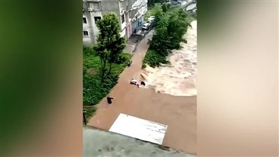لحظة إنقاذ شخص على وشك الغرق في الصين | فيديو
