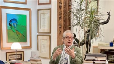 بالشعر الأبيض.. إطلالة مختلفة لـ وزير الثقافة الأسبق فاروق حسني |صور 