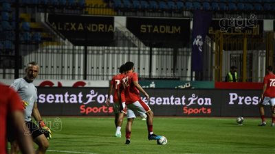 لاعبو الأهلي يجرون عملية الإحماء استعدادا لمباراة الإسماعيلي |صور