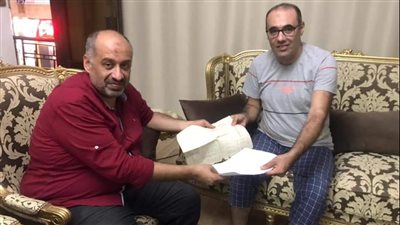 بعد ٤٠ عام إيجار قديم.. مستأجر يسلم محل لصاحبه 