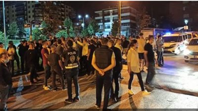 جنة أردوغان تحولت إلى جحيم.. أتراك يهاجمون منازل ومحلات وسيارات سوريين في أنقرة | فيديو