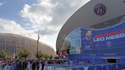 استقبال حافل من جماهير باريس سان جيرمان لميسي | فيديو