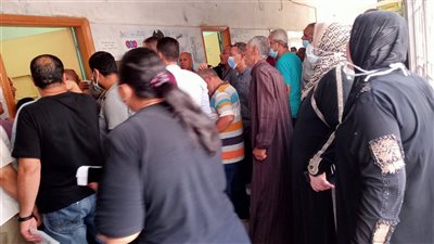 تكدس بمركز تلقي لقاح كورونا في مستشفى الفيوم العام بدون إجراءات احترازية| صور