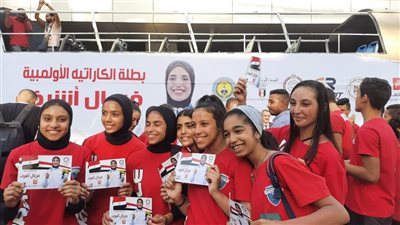 وصول أتوبيس مكشوف لاستقبال فريال أشرف بمطار القاهرة | صور