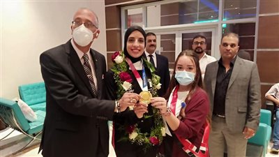 بالسيلفي والورود.. مطار القاهرة يستقبل فريال أشرف | صور