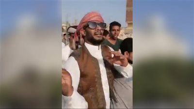 بالزي البدوي.. محمد رمضان يغني «على الله» في شوارع الساحل الشمالي| فيديو