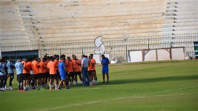 العباسي يجتمع بلاعبي المحلة قبل مباراة سيراميكا | صور 