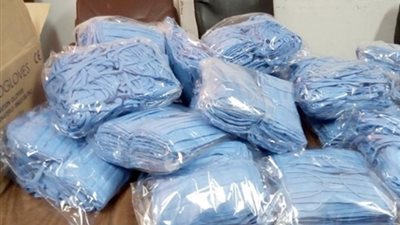 ضبط 18 ألف كمامة وقفاز طبي مجهولي المصدر داخل شركة بالقاهرة