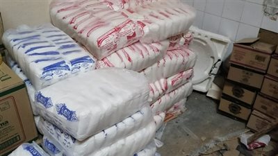 ضبط 6 أطنان أرز وسكر ودقيق مجهولة المصدر داخل مخزن بالمقطم
