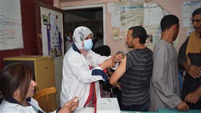 استمرار توافد راغبي تلقي لقاح كورونا للمسافرين للخارج بالمنيا | صور