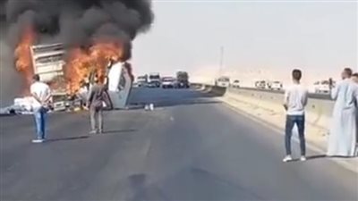 لحظة اشتعال سيارة نقل أعلى الطريق الإقليمي في الجيزة | فيديو