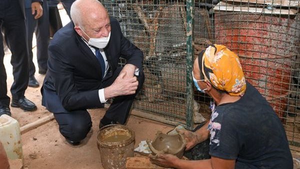 سيدة تونسية بسيطة لقيس سعيد: إحنا معاك سيادة الرئيس| فيديو سيدة تونسية بسيطة لقيس سعيد: إحنا معاك سيادة الرئيس| فيديو