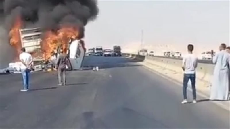 تفحم سيارة نقل أعلى