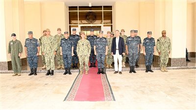 قائد القوات البحرية الأمريكية يزور قاعدة برنيس ويشيد بموقعها