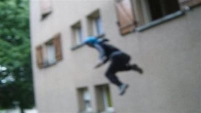 بسبب خلافات زوجية.. حلاق يلقي زوجته من الطابق الثاني في الدقهلية