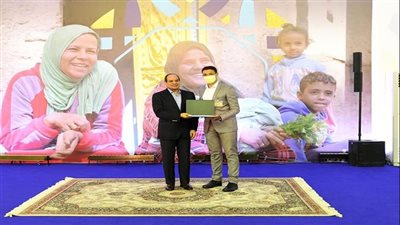  السيسي يسلم عقود الشقق الجديدة للمواطنين وشهادات التقدير للمتميزين | صور 