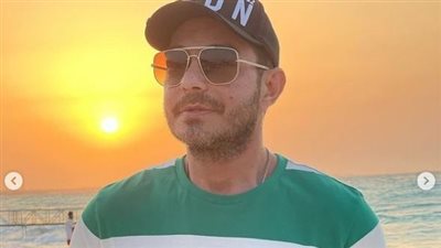 أحمد زاهر يستمتع بالغروب في الساحل الشمالي