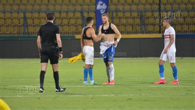 بعد انتهاء المباراة.. تبادل القمصان بين لاعبي الإسماعيلي والزمالك | صور