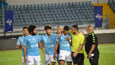 انهيار لاعب المحلة لتسببه بضربة جزاء لسيراميكا في الوقت القاتل | صور