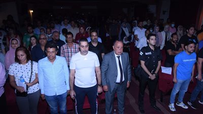 أشرف زكي وأحمد سلامة في عرض مسرحية 