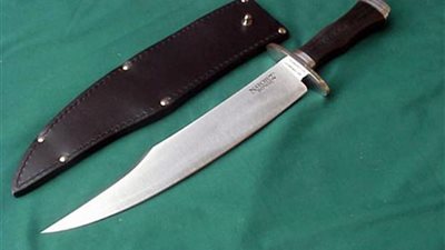 التحقيق مع راكب لحيازته سلاحا أبيض بمطار القاهرة