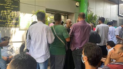 زحام أمام مكتب بريد الدقي لشراء كراسات 