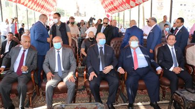 وزير النقل ومحافظ القاهرة يفتتحان نفق سيارات بعزبة الوالدة