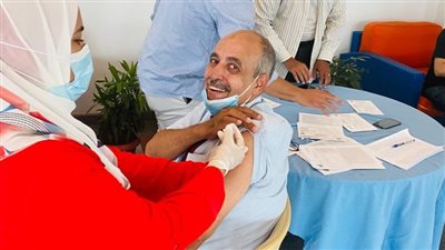 مطار القاهرة يبدأ تطعيم العاملين بلقاحات كورونا | صور