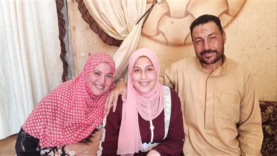 أسرة العاشرة بالثانوية الأزهرية: فخورون بابنتنا ولم ترهقنا ماديا فى الدروس