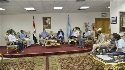 محافظ أسيوط يناقش أعمال تنفيذ مشروعات الصرف الصحي بـ 39 قرية