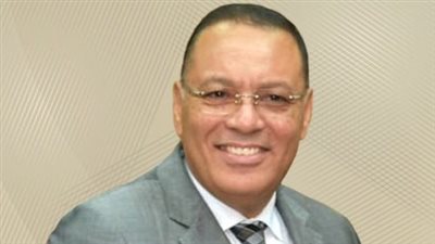 محافظ الشرقية يجري اتصالا بطالبين من أوائل الثانوية الأزهرية لتهنئتهم