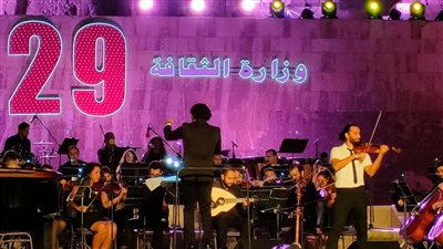 بعد مشاركته في حفل المومياوات.. أحمد منيب يتألق بالربابة بمهرجان القلعة | صور