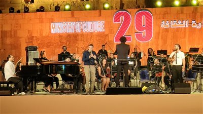 من أمريكا لـ مهرجان القلعة.. مدحت ممدوح يتألق بآلة الريكورد | صور