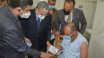  محافظ المنيا يتفقد مراكز تلقي لقاح كورونا ويشدد على الإجراءات الوقائية 
